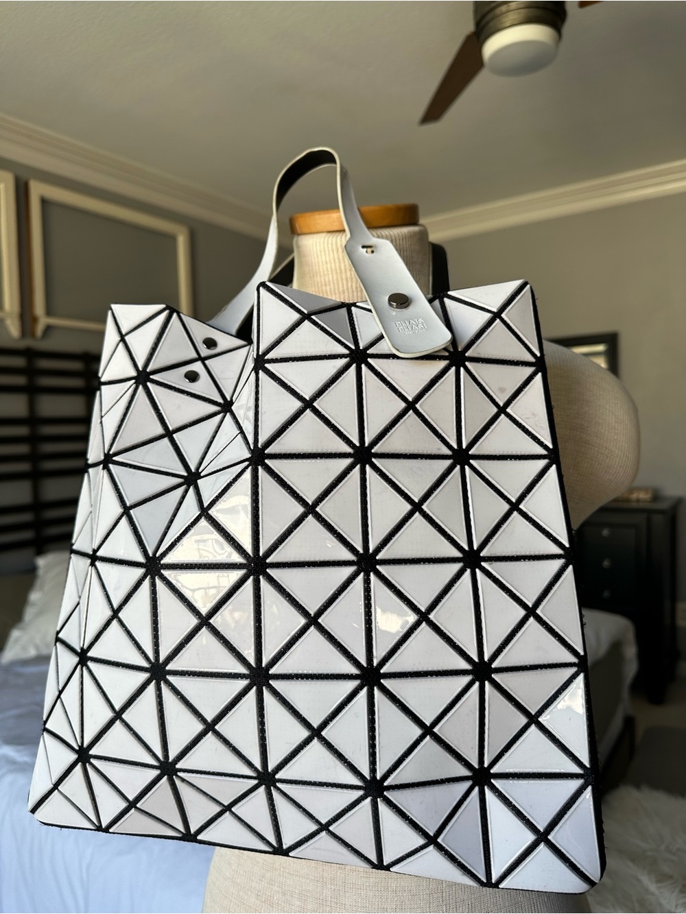 BAO BAO Issey Miyake white and black prism tote 13x13 adjustable handles - Picture 4 of 17